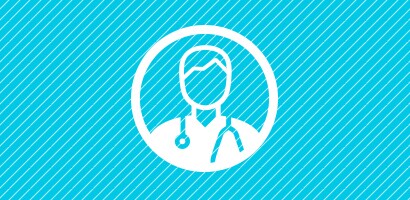 Rond wit icoontje van een clinicus die een Littmann stethoscoop draagt op een cyane achtergrond.
